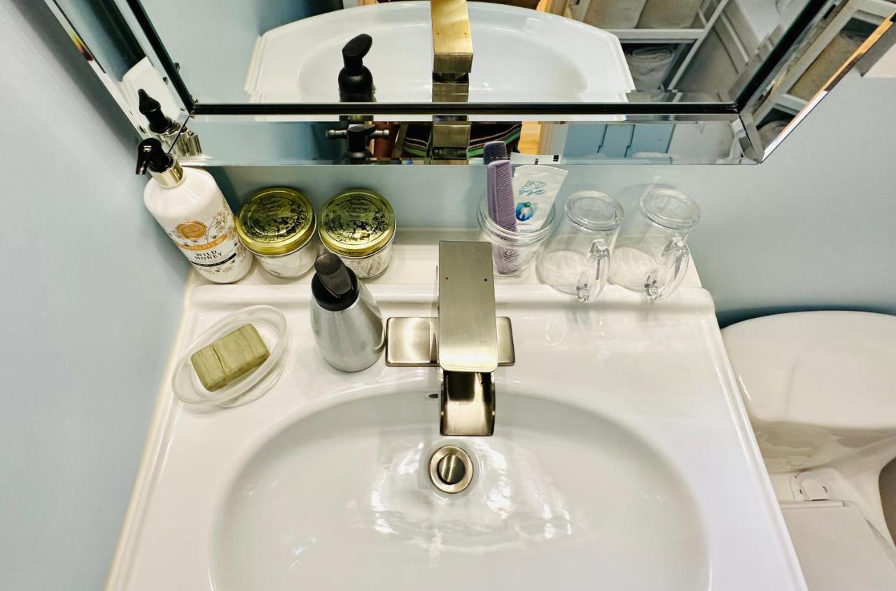 Private Guest Suite 10Mins To Downtown - King Bed - Bathtub - Free Parking Vancouver Esterno foto