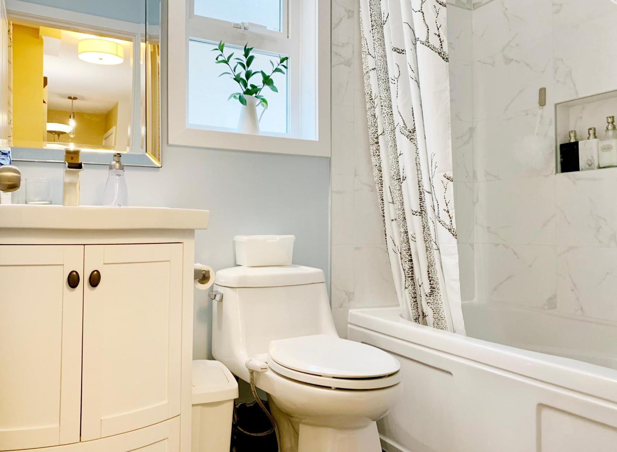 Private Guest Suite 10Mins To Downtown - King Bed - Bathtub - Free Parking Vancouver Esterno foto